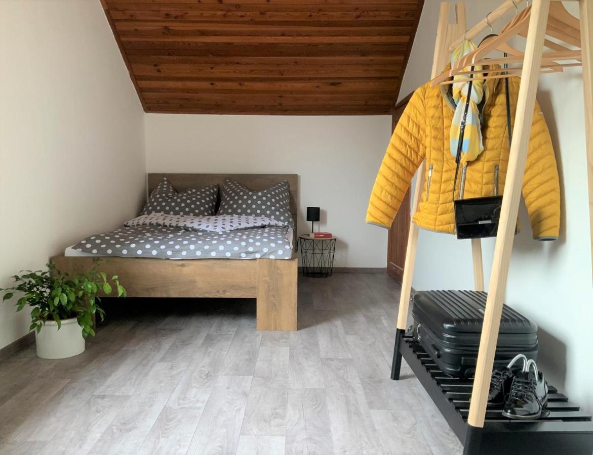 Apartman V Podkrovi Hostinné Eksteriør bilde