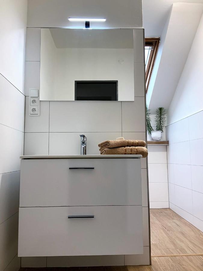 Apartman V Podkrovi Hostinné Eksteriør bilde